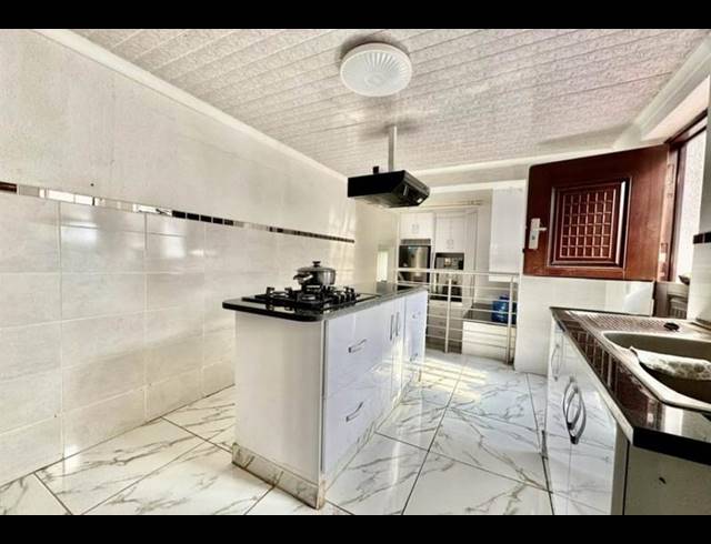 6 BEDROOM HOUSE FOR SALE IN GLENVISTA